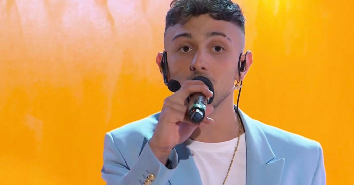 IL FATTO QUOTIDIANO – Sanremo 2021: Random poteva farsi prestare il microfono rotto